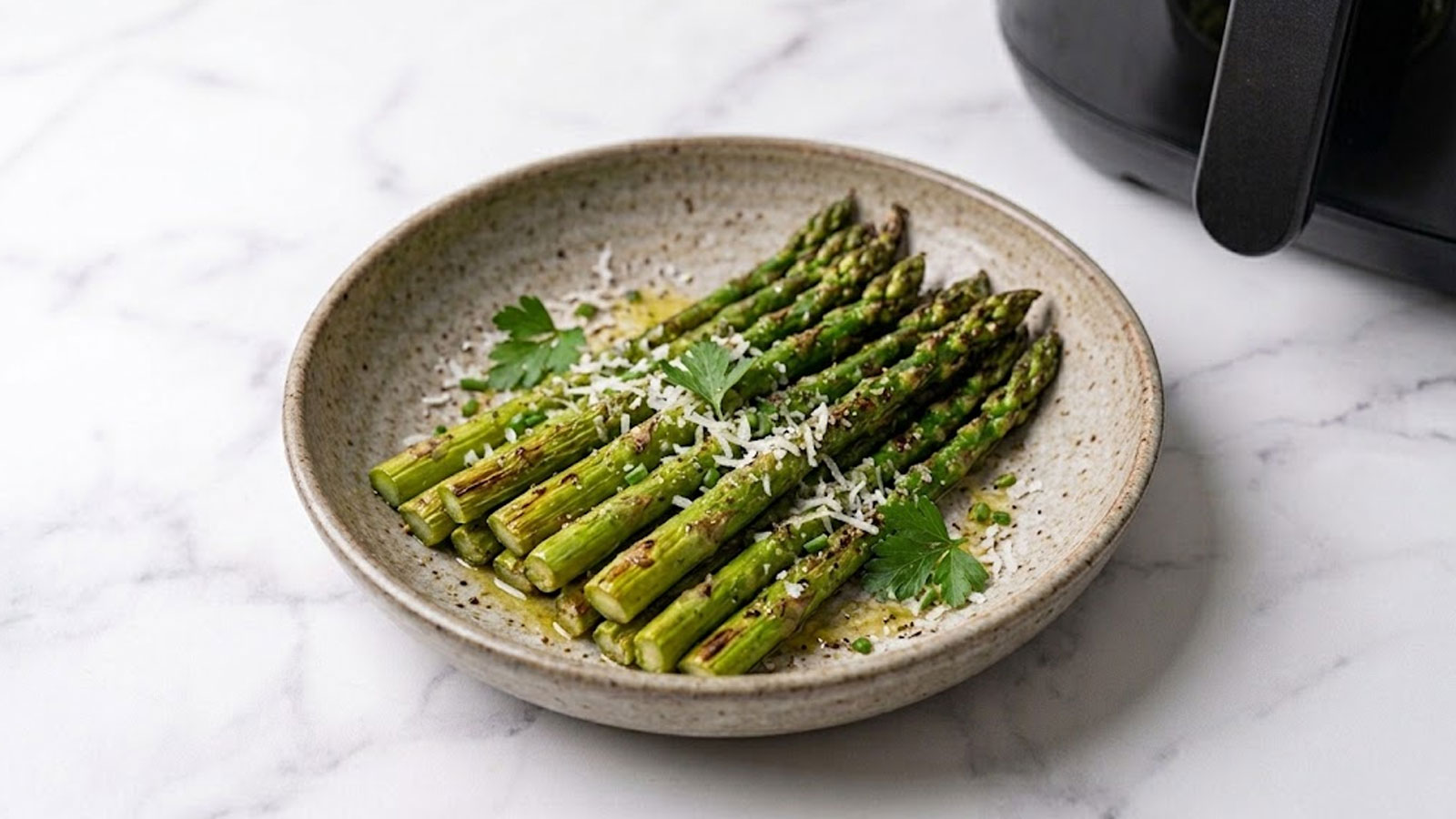 Gegrilde groene asperge uit de airfryer
