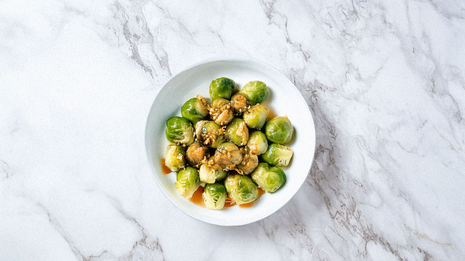 Airfryer spruiten met zoet-zoute dressing