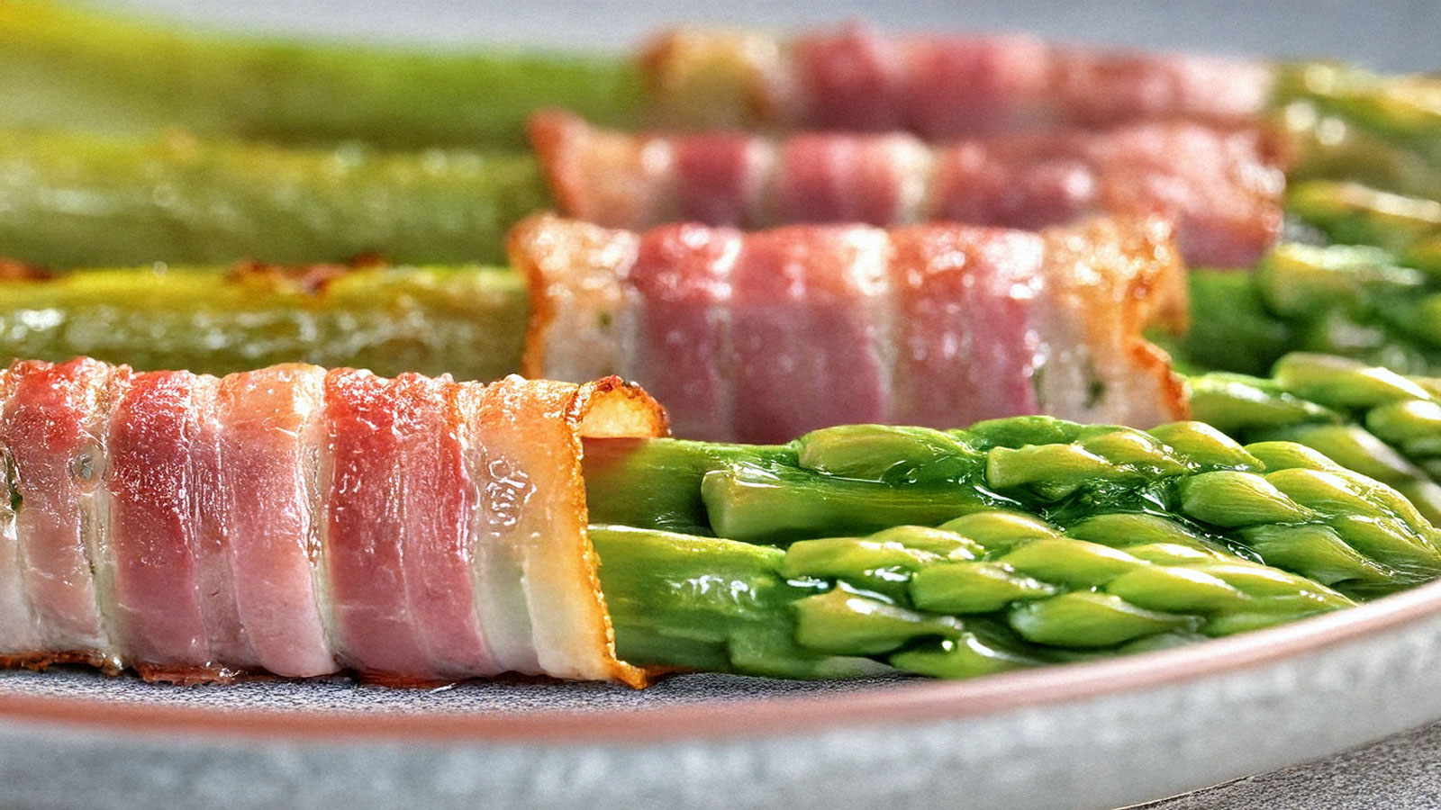 Groene asperges met spek