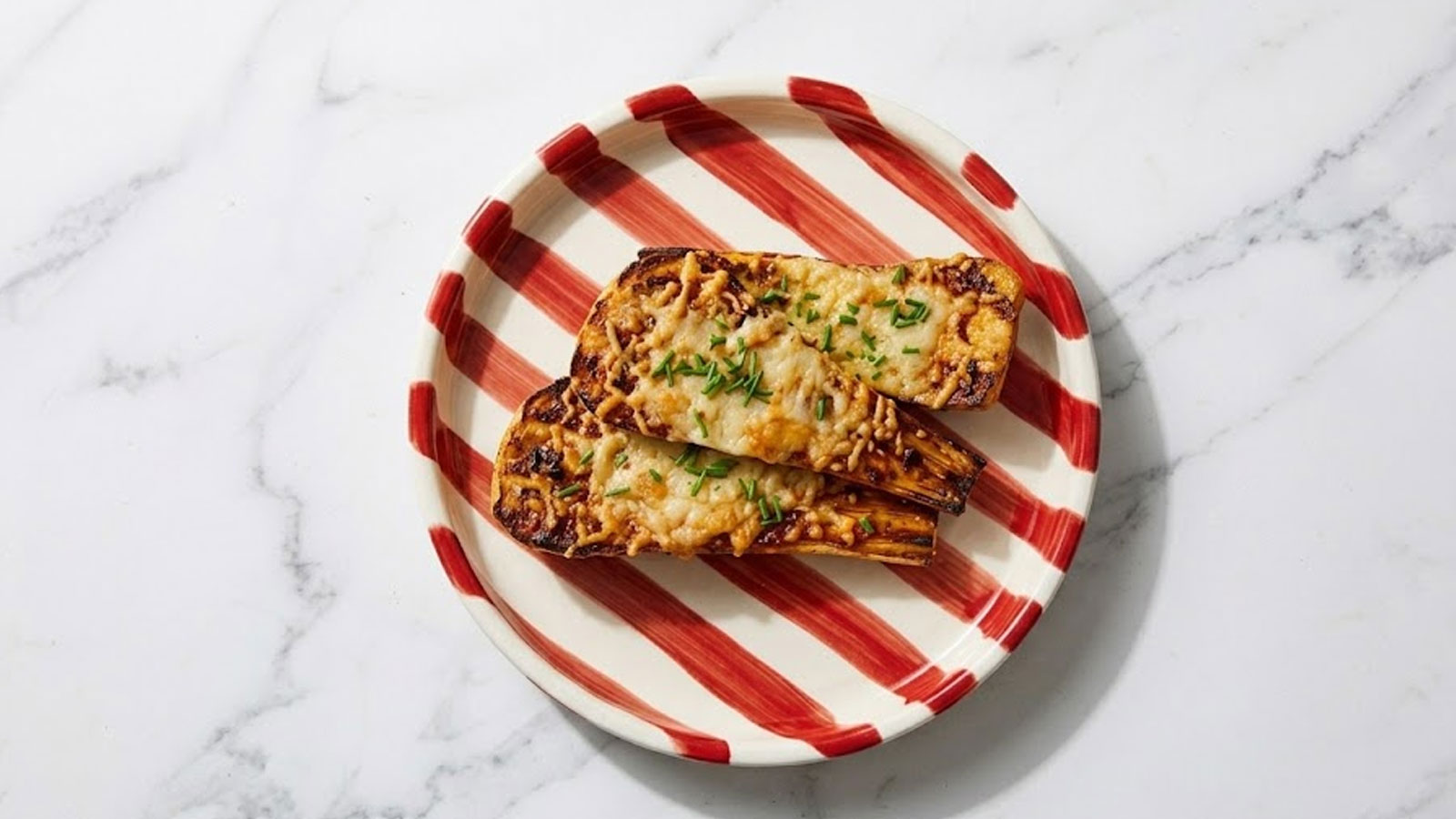 Sticky spicy pastinaak met Parmezaanse kaas